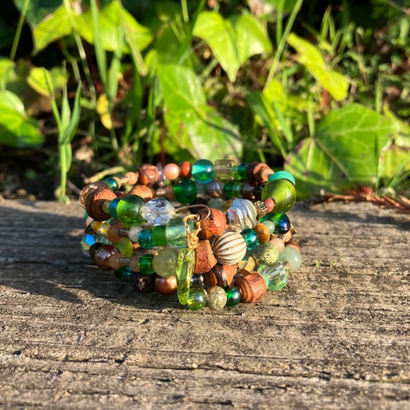 NWOT Green earth colors memory wire bracelet - glass and gemstone wrap bracelet - Picture 3 of 10